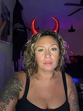 Snapshot of bossyroxy84 chatting on October 27, 2025, 11:41 pm bossyroxy84 online show from October 27, 2025, 11:41 pm