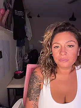 Snapshot of bossyroxy84 chatting on November 6, 2025, 12:55 am bossyroxy84 online show from November 6, 2025, 12:55 am