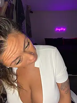 Snapshot of bossyroxy84 chatting on November 9, 2025, 5:06 am bossyroxy84 online show from November 9, 2025, 5:06 am