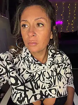 Snapshot of bossyroxy84 chatting on November 11, 2025, 12:54 am bossyroxy84 online show from November 11, 2025, 12:54 am