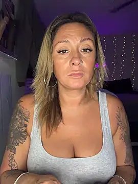 Snapshot of bossyroxy84 chatting on November 16, 2025, 5:02 am bossyroxy84 online show from November 16, 2025, 5:02 am