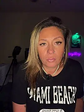 Snapshot of bossyroxy84 chatting on November 30, 2025, 11:09 pm bossyroxy84 online show from November 30, 2025, 11:09 pm