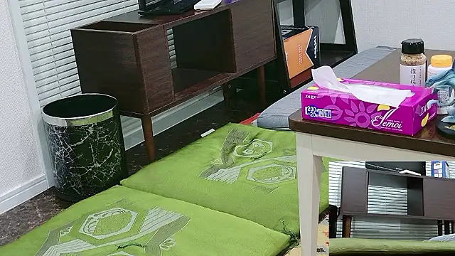 Snapshot of YARASERO-kun chatting on December 2, 2025, 12:10 pm YARASERO-kun online show from December 2, 2025, 12:10 pm