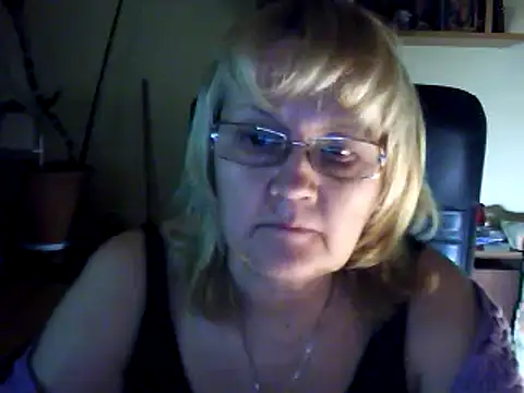 Snapshot of Violet5364 chatting on March 5, 2025, 8:32 pm Violet5364 online show from March 5, 2025, 8:32 pm