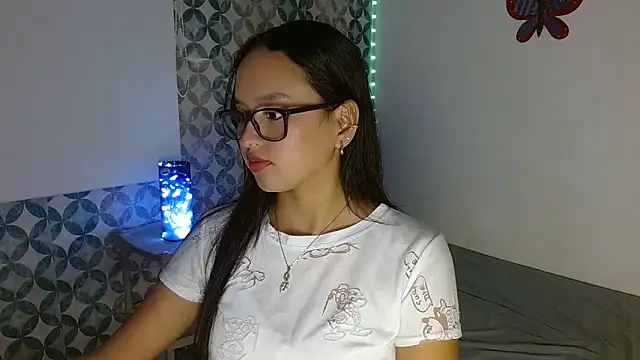 Emilybateee online show from November 18, 2025, 6:12 pm