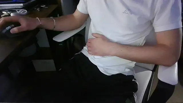 Snapshot of Manuhot001 chatting on March 17, 2025, 9:55 pm Manuhot001 online show from March 17, 2025, 9:55 pm