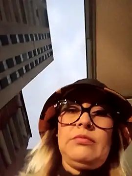 CandieGilson   online show from November 18, 2025, 10:41 am