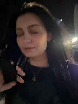 lunalovelee online show from September 18, 2025, 1:46 pm