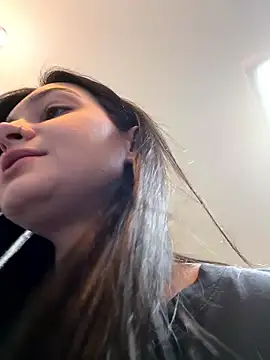 lunalovelee online show from November 19, 2025, 8:58 am