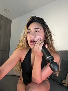 Hornyholly   online show from November 8, 2025, 9:13 pm