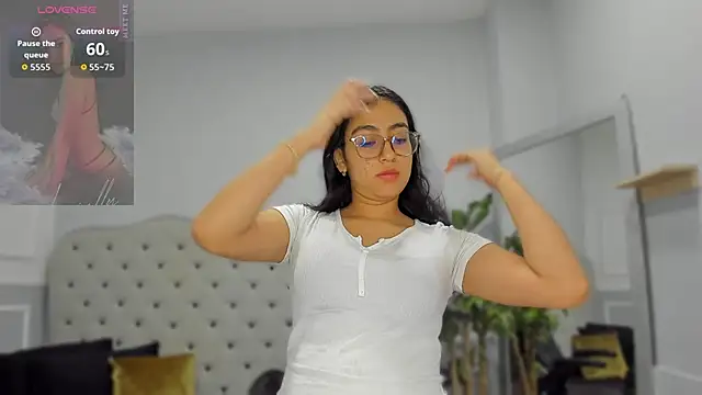 lucelly 15 online show from February 5, 2026, 11:48 am