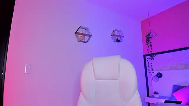 Bella walker  online show from April 16, 2026, 9:39 pm