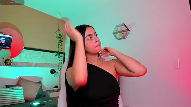 Bella walker  online show from April 22, 2026, 7:59 pm