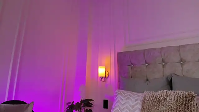 JasmineRoss 1 online show from January 7, 2026, 7:05 pm