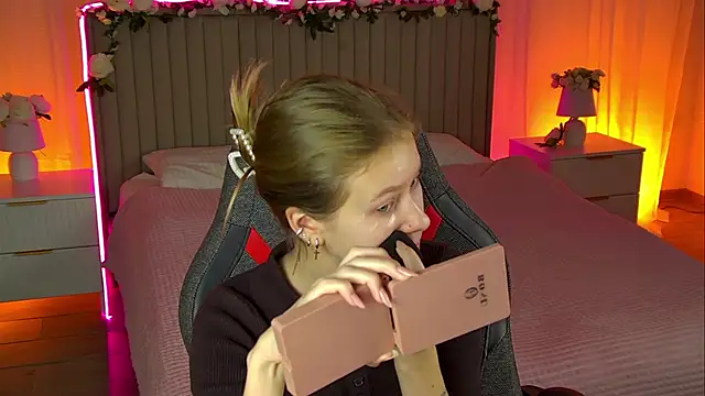 EveMundie online show from October 29, 2025, 12:18 pm