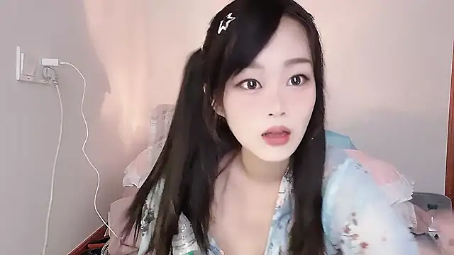 yueyue2003 online show from March 3, 2025, 2:15 pm