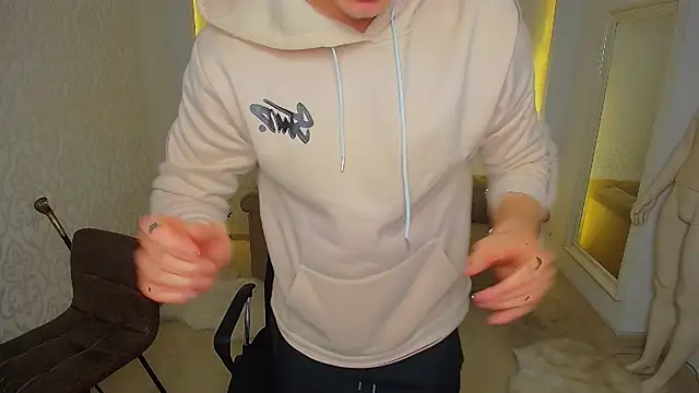 MaxKaiden online show from November 17, 2025, 5:35 am