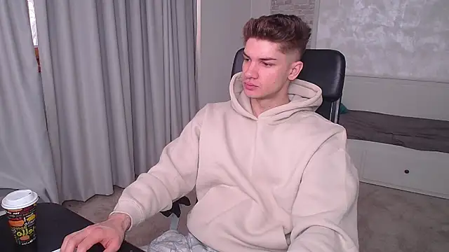 MaxKaiden online show from April 5, 2026, 5:48 am