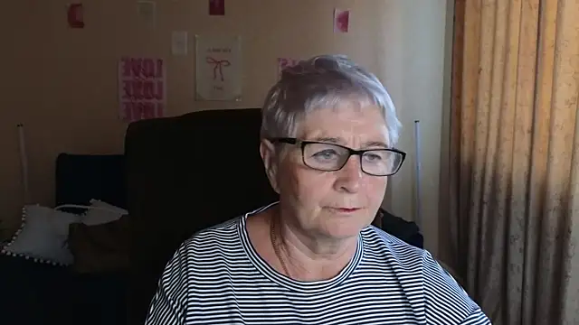 Snapshot of Sandra_Snowflake chatting on May 27, 2026, 4:09 am Sandra Snowflake online show from May 27, 2026, 4:09 am