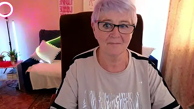 Snapshot of Sandra_Snowflake chatting on June 17, 2026, 11:12 am Sandra Snowflake online show from June 17, 2026, 11:12 am
