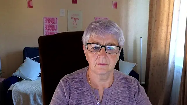 Snapshot of Sandra_Snowflake chatting on June 18, 2026, 4:02 am Sandra Snowflake online show from June 18, 2026, 4:02 am