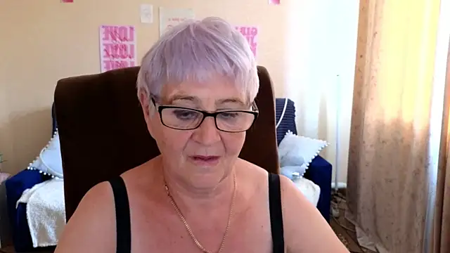 Snapshot of Sandra_Snowflake chatting on June 18, 2026, 9:14 am Sandra Snowflake online show from June 18, 2026, 9:14 am