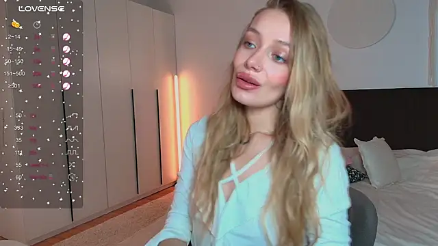 LunaticaBae online show from September 15, 2025, 4:45 am