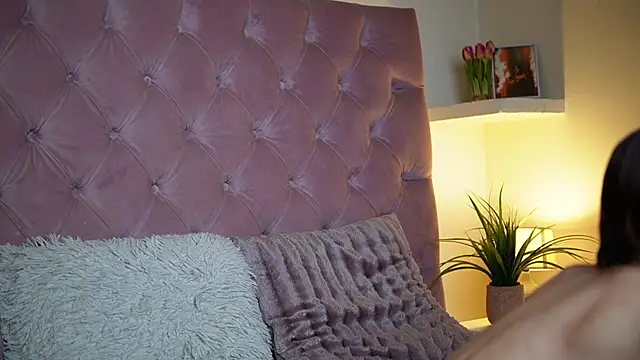 MaiaMini online show from November 12, 2025, 9:03 pm