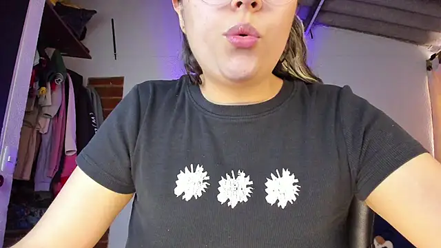 Snapshot of Emily__katz chatting on May 5, 2026, 2:14 pm Emily katz online show from May 5, 2026, 2:14 pm