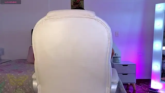 camille1310 online show from October 7, 2025, 9:23 pm