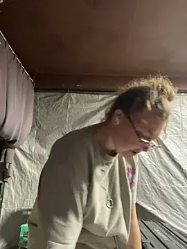 HTXBELLE online show from December 23, 2025, 12:52 am