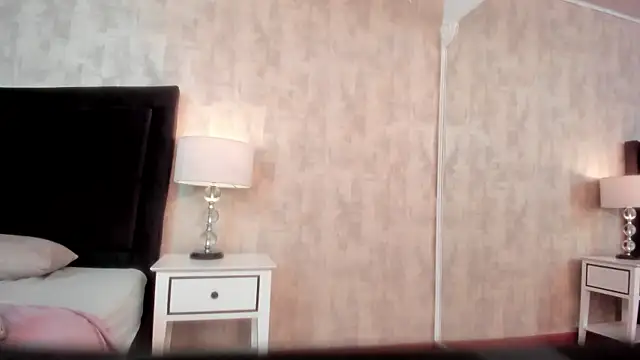 NahomyCarther online show from November 15, 2025, 4:43 am