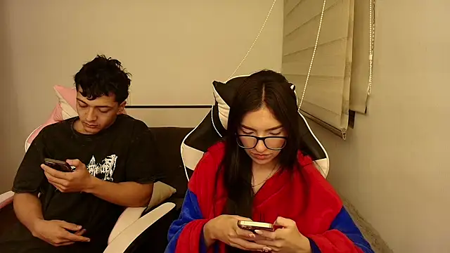 DesireLuxe online show from November 30, 2025, 6:39 am