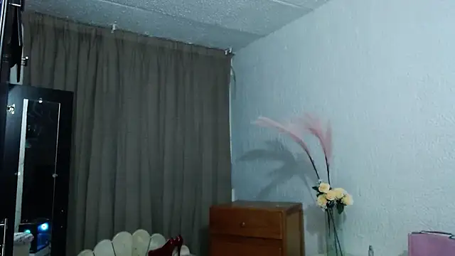 EngelCristaly online show from October 4, 2025, 6:11 am