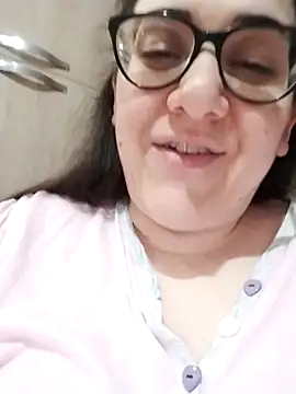 Snapshot of Dolcecurvy chatting on April 16, 2026, 10:01 pm Dolcecurvy online show from April 16, 2026, 10:01 pm