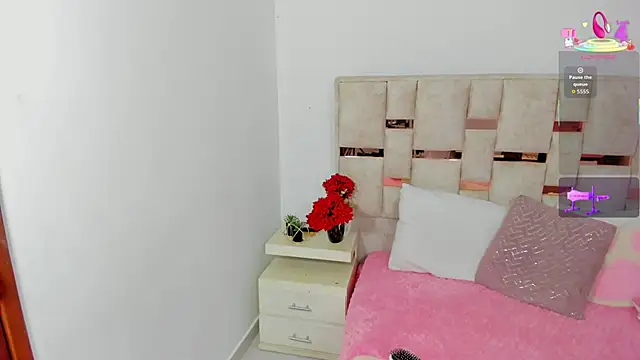 cutie sarax1 online show from November 8, 2025, 11:43 am