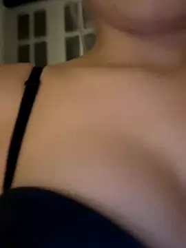 laraaaaaa online show from December 4, 2025, 5:54 pm