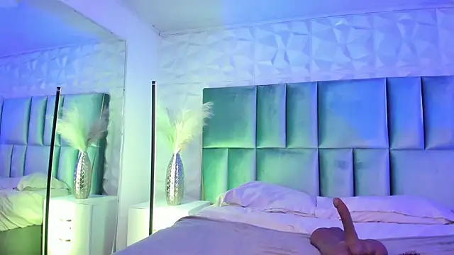 Selene bennet online show from April 15, 2026, 3:35 am