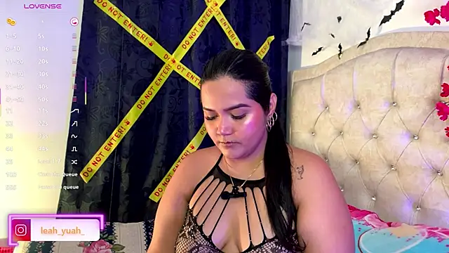 Leah yuah  online show from October 17, 2025, 4:37 am