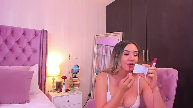 natashaleightt online show from March 5, 2025, 11:49 pm