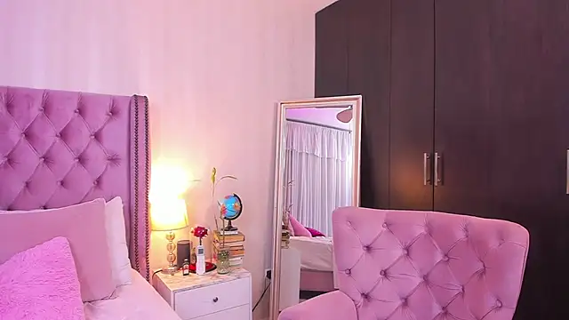 natashaleightt online show from March 6, 2025, 2:51 am