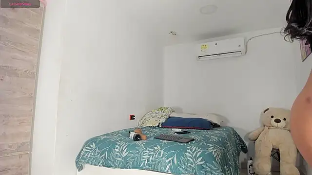 flor herrera01 online show from February 23, 2026, 4:32 am