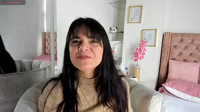 Snapshot of laura_hotties chatting on June 6, 2026, 2:11 pm laura hotties online show from June 6, 2026, 2:11 pm