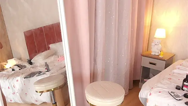 DaliaCruz online show from April 18, 2026, 7:58 pm