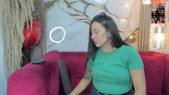 Bella williamss  online show from May 27, 2026, 8:17 pm