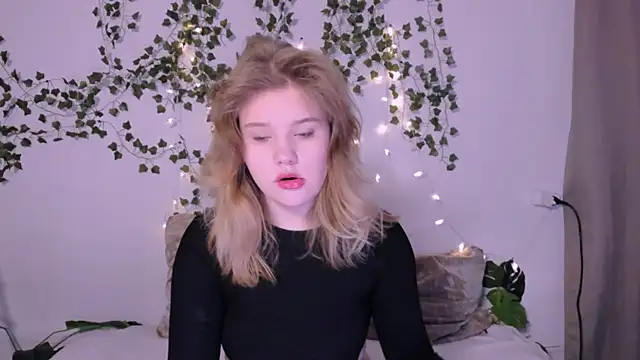 LaseyMoon online show from March 18, 2025, 1:10 am