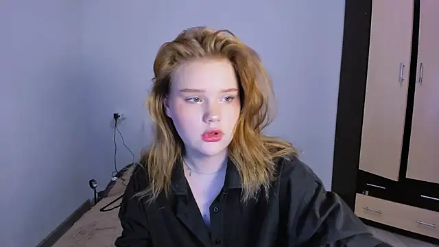 LaseyMoon online show from November 21, 2025, 9:19 am