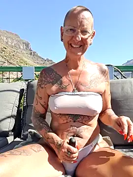 Emma Milf25 online show from May 21, 2026, 9:49 am