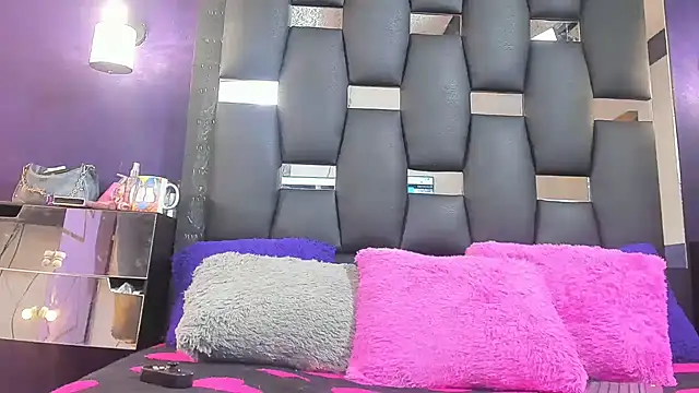 EMYCLARK01 online show from April 13, 2026, 5:13 am