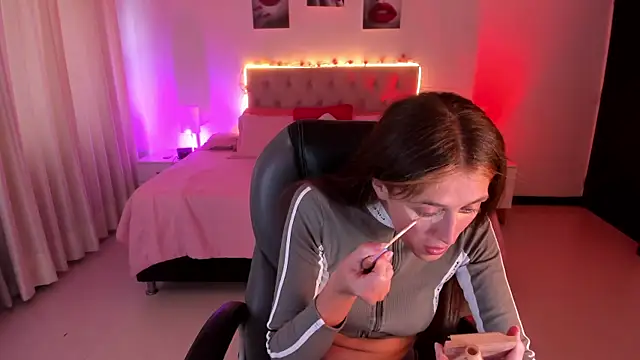 Emily Warren  online show from December 19, 2025, 7:43 pm